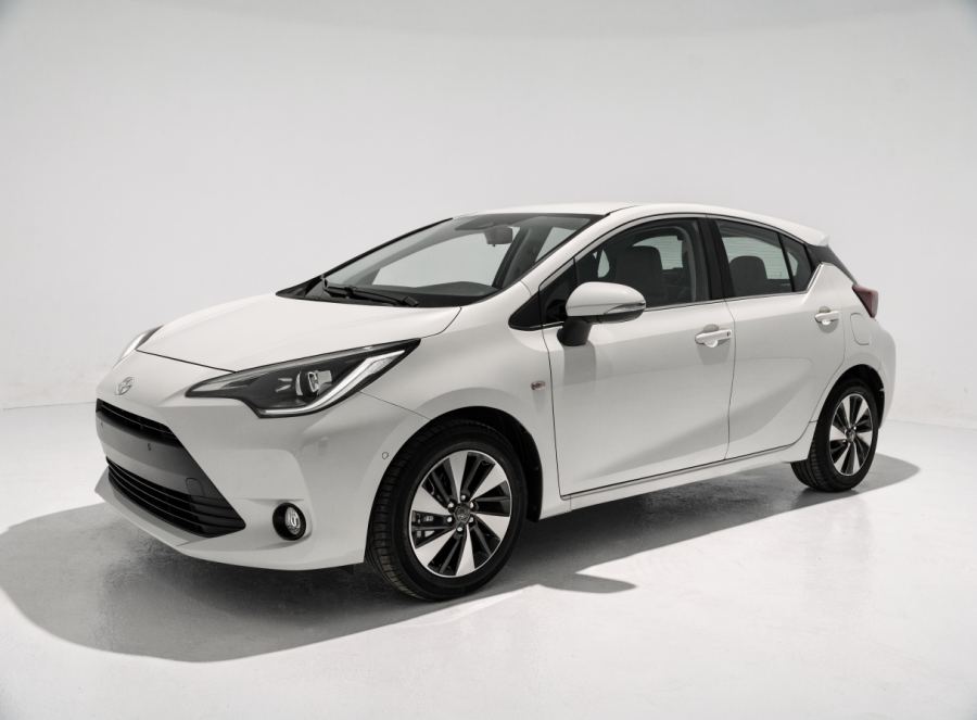 Toyota Aqua Hybrid, three-quarter front view